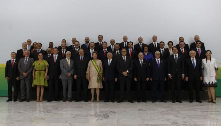 Dilma e seus 39 ministros após a posse.