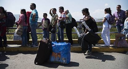 Venezuelanos na ponte Simón Bolívar, o ponto fronteiriço mais próximo a Cúcuta.