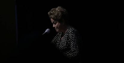 Dilma discursa a mulheres, um dos seus últimos compromissos antes do afastamento.