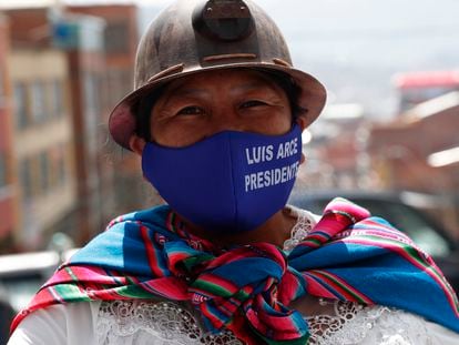 Uma partidária do candidato Luis Arce durante um comício realizado sábado em La Paz.