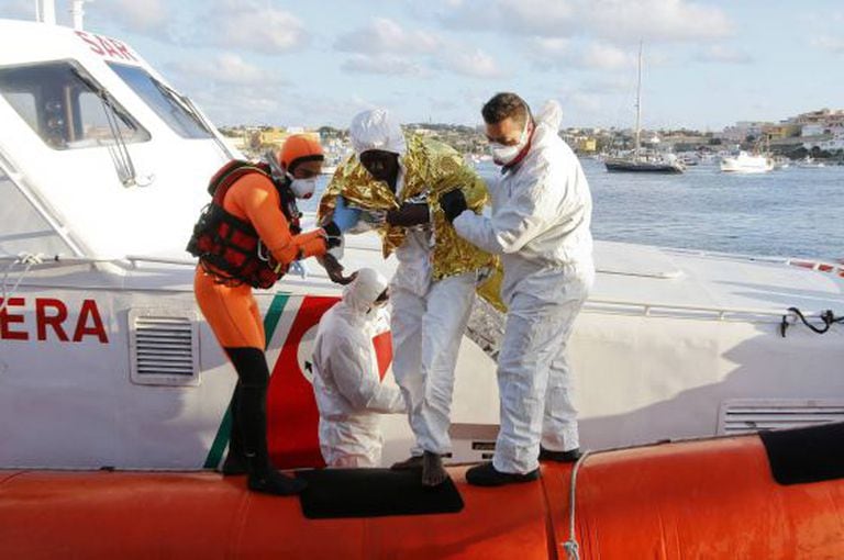 Sobrevivente do naufrágio é levado a Lampedusa.
