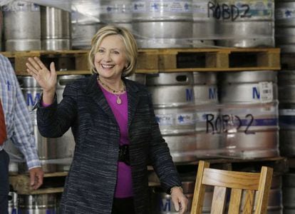 Hillary Clinton acena para eleitores numa cervejaria de New Hampshire.