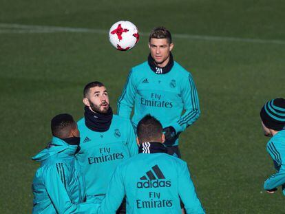 Benzema com Cristiano, Casemiro, Isco e Achraf durante treino nesta quarta-feira.