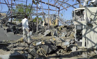 Funcionário em meio aos destroços de um centro de transmissão após ataque aéreo saudita no Iêmen.