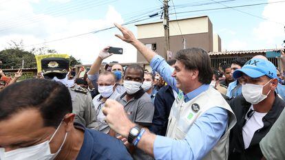 Bolsonaro cumprimenta apoiadores durante visita a obras de hospital neste sábado, em Goiás.