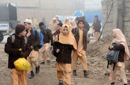 Crianças paquistanesas vão ao colégio em Peshawar, Paquistão.