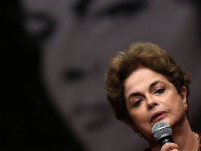 Dilma diante de sua foto durante depoimento na ditadura.
