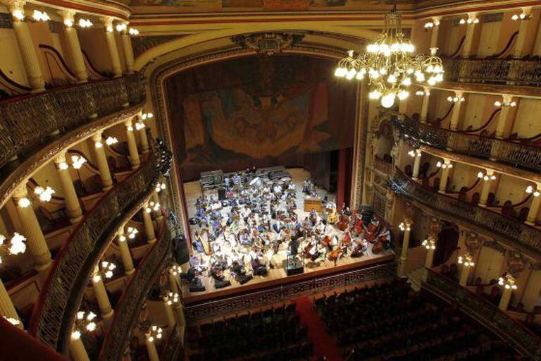Uma orquestra ensaia no teatro Amazonas em Manaus.