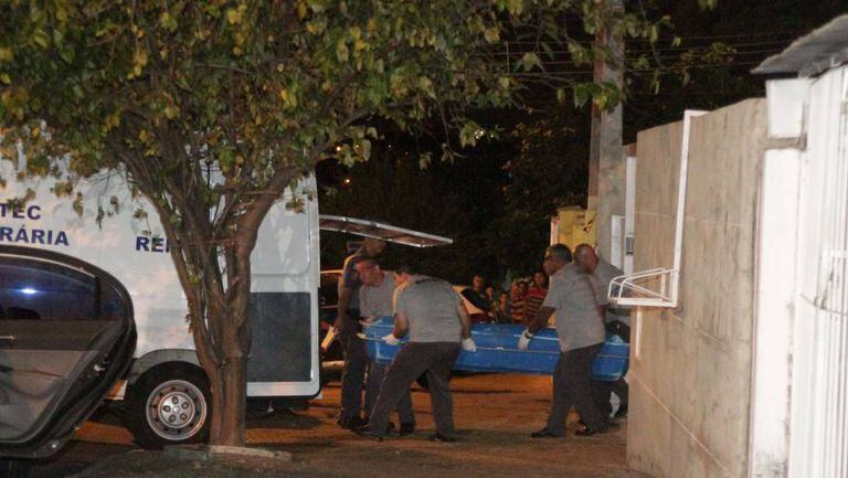 Corpo de uma das vítimas da chacina é retirado de casa em Campinas.