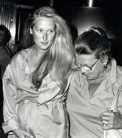 À direita, a atriz, grávida, acompanhada por sua mãe, em 1979.