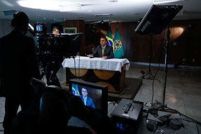 Jair Bolsonaro durante la grabación de una declaración oficial sobre las vacunas contra la covid-19