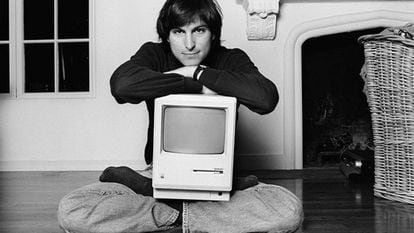 Steve Jobs, em sua casa em Woodside, Califórnia, em 1984. A imagem faz parte do provocador documentário Steve Jobs: The Man in the Machine (2015), no qual seu diretor, Alex Gibney, investiga as contradições do fundador da Apple.