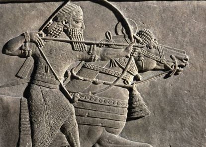Relevo em pedra do palácio de Assurbanipal que representa uma caçada dirigida pelo rei assírio.