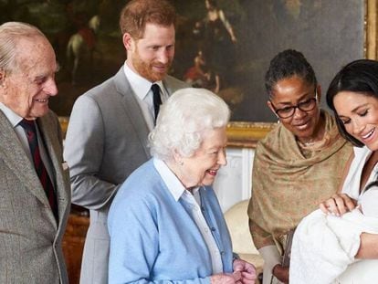Harry e Meghan Markle apresentam Archie Harrison à rainha Elizabeth II, Philip de Edimburgo e Dorian Regland