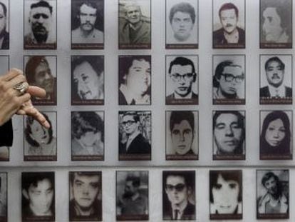 Mural em Santigo mostra vítimas da ditadura chilena de Augusto Pinochet