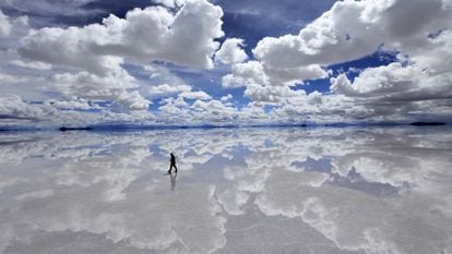 O horizonte desaparece na salina de Uyuni, na Bolívia, na época das chuvas.