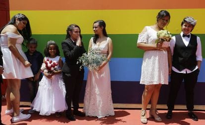 Casais homossexuais durante cerimônia de casamento coletivo em São Paulo, em dezembro.