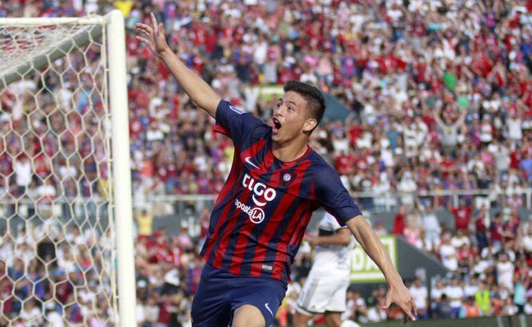 O atacante Fernando Ovelar celebra seu primeiro gol pelo Cerro Porteño diante do Olimpia.