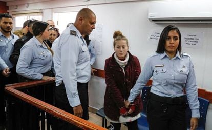 A adolescente palestina Ahed Tamimi diante de um tribunal militar israelense em dezembro de 2017