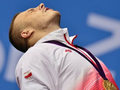 O alterofilista polonês Adrian Zielinski, afastado da Rio 2016, comemora o ouro em 2012, nos Jogos de Londres.