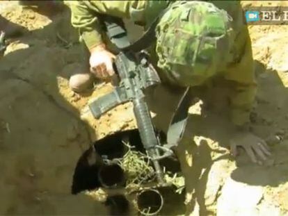 Um soldado israelense observa um dos túneis. O vídeo contém áudio em espanhol, que narra o trajeto de um palestino por um dos túneis até o ataque ao soldado israelense.