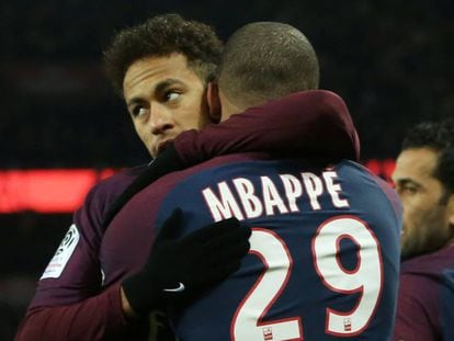 Neymar abraça Mbappé pelo gol diante do Olympique de Marseille.