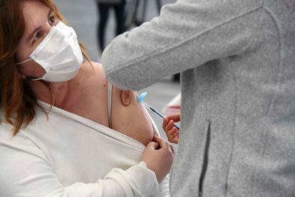 Mulher é vacinada em Pontevedra (Galícia), em 13 de março.