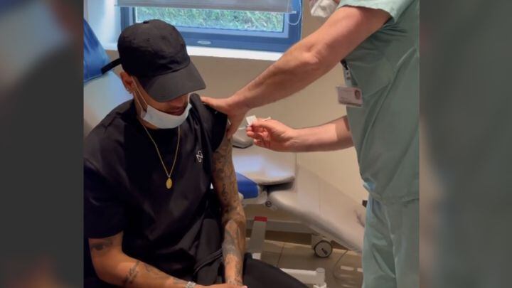 Neymar recebendo a vacina em 21 de maio. 