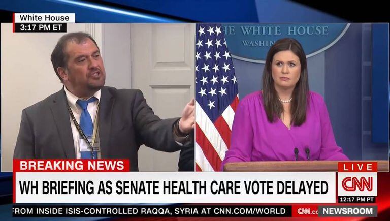 Momento em que Brian Karem critica a vice-porta-voz da Casa Branca. O fotograma é de um vídeo da CNN.
