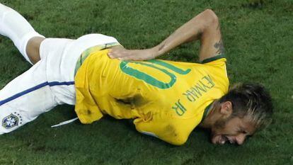 Neymar se contorce no gramado.
