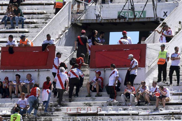 Torcedores do River Plate abandonam o estádio depois de confirmado o adiamento do jogo contra o Boca.