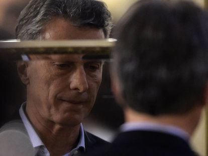 O presidente da Argentina, Mauricio Macri, refletido em uma das portas espelhadas do Salão Branco da Casa Rosada.