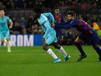 Gerard Piqu&eacute; agarra a Peter Olayinka durante el partido de fase de grupos de la UEFA Champions League entre el FC Barcelona y el Slavia de Praga en el Camp Nou.