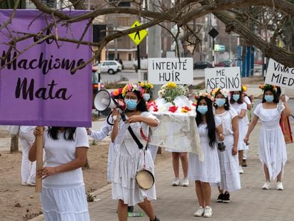 Grupo teatral protesta em Lima para lembrar o Dia Internacional pela Eliminação da Violência contra as Mulheres.