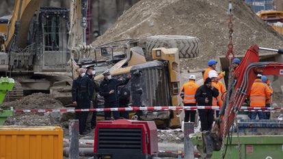 Bombeiros, policiais e funcionários ferroviários trabalham no local da explosão de uma bomba que deixou quatro pessoas feridas em Munique.