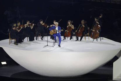 Paulinho da Viola, que cantou o hino nacional.