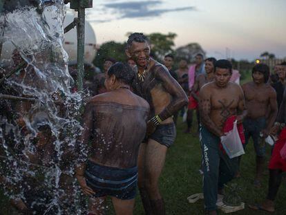 Índios tomam banho no Acampamento Terra Livre em Brasília, nesta quarta-feira. 