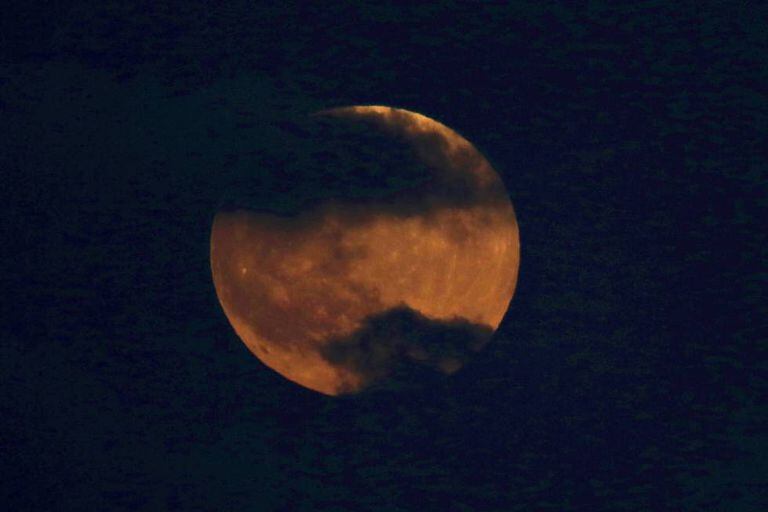 Imagem da lua de sangue em Tel Aviv, em Israel.