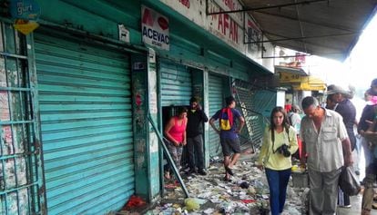 Lojas saqueadas em Valencia, Venezuela.
