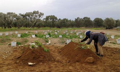 Enterro de dois refugiados sírios em Lesbos.
