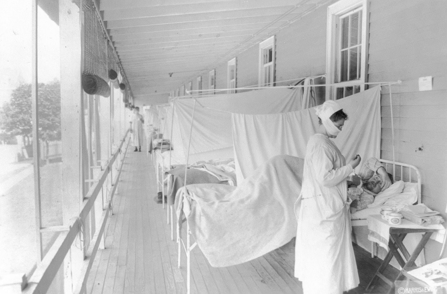 Enfermeira cuida de um paciente no hospital Walter Reed, em Washington, durante a epidemia de gripe de 1918.