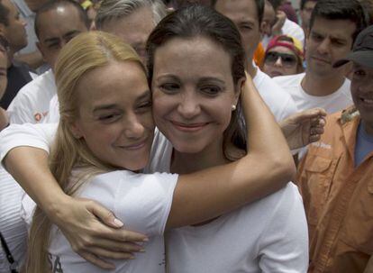 Machado (à direita) abraça Lilian Tintori, esposa de Leopoldo López.