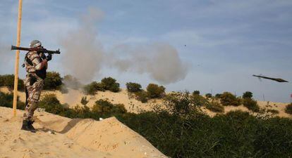Miliciano palestino dispara um foguete em treinamento na Faixa de Gaza.