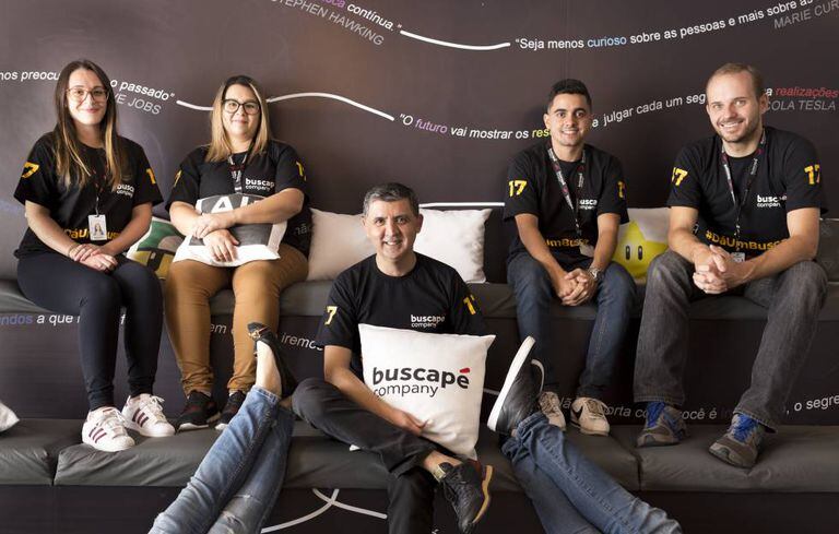 O CEO do site Buscapé, Sandoval Martins, junto com sua equipe na sede da empresa.