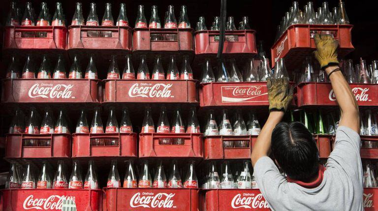Funcionária empilha caixas de Coca-Cola na Cidade do México, em 2013