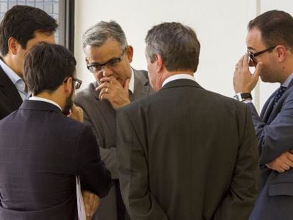 Advogados de executivos investigados pela Opera&ccedil;&atilde;o na Lava Jato conversam na sede da Pol&iacute;cia Federal em Curitiba, em novembro.
