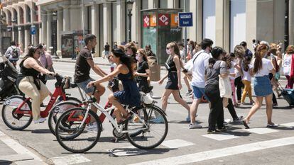 Ciclistas e pedestres na praça Catalunya, em Barcelona.