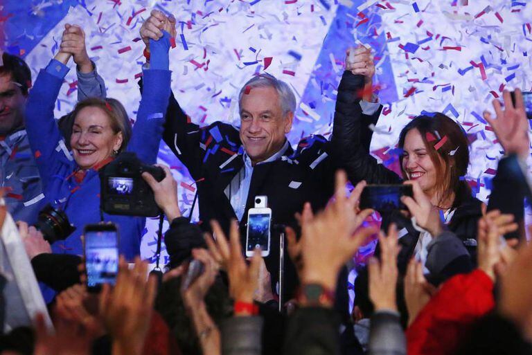 O ex-presidente chileno Sebastián Piñera comemora sua vitória.