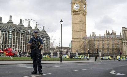 Policiais britânicos montam guarda depois do atentado na frente do Parlamento em Londres
