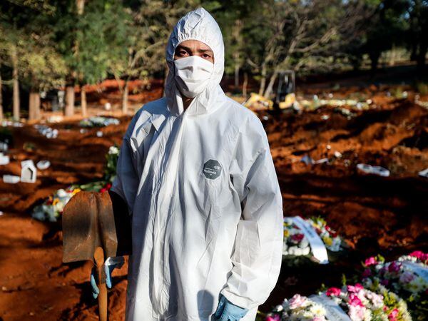 -FOTOGALERIA- AME932. SAO PAULO (BRASIL), 19/05/2020.- James Alan, coordinador de los sepultureros, posa para Efe mientras descansa de los entierros este 18 de mayo en el cementerio Vila Formosa, en Sao Paulo (Brasil). Doce horas y 62 entierros. Una jornada sin respiro en la que no hay tiempo ni para rezar a los difuntos. Así es el día a día de los sepultureros del cementerio brasileño de Vila Formosa, el mayor de Latinoamérica, en plena pandemia de coronavirus: "Es un cuerpo detrás de otro, no paramos". 15:00-18:00: INSULTOS, PELEAS ENTRE FAMILIARES Y ENTIERROS A OSCURAS: En la tarde hubo varios momentos tensión. El primero fue cuando el hijo de un padre fallecido con sospecha COVID-19 empezó a insultar gravemente a Adenilson. "¡Imbécil!¡Vete a tomar por culo!", le exclamó al exigirle que ayudara a agrandar el tamaño de la fosa asignada para su padre. Lejos de alarmarse, Edenilson se apartó del lugar y guardó silencio. EFE/ Fernando Bizerra